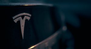 Novine u Teslinom taboru – stiže novi, jeftiniji električni automobil bez volana!