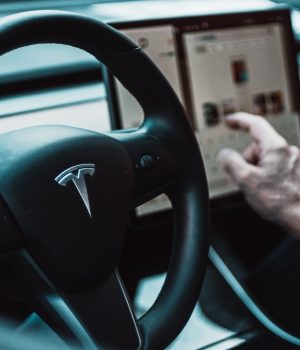 Nevolje u raju: Tesla povlači 11.704 vozila!