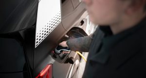 Otkrivamo koliki je rizik od strujnog udara prilikom punjenja električnih automobila!