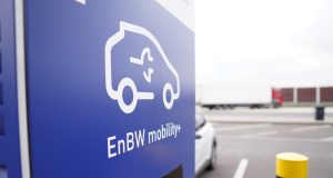 Putna torba i prenosna baterija: Spas za vozače električnih automobila!