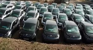 Desetine električnih BMW-a stoje napušteni na livadi!
