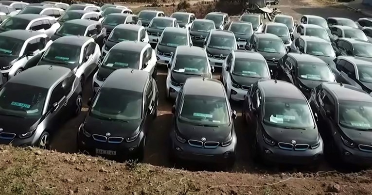 Desetine električnih BMW-a stoje napušteni na livadi!