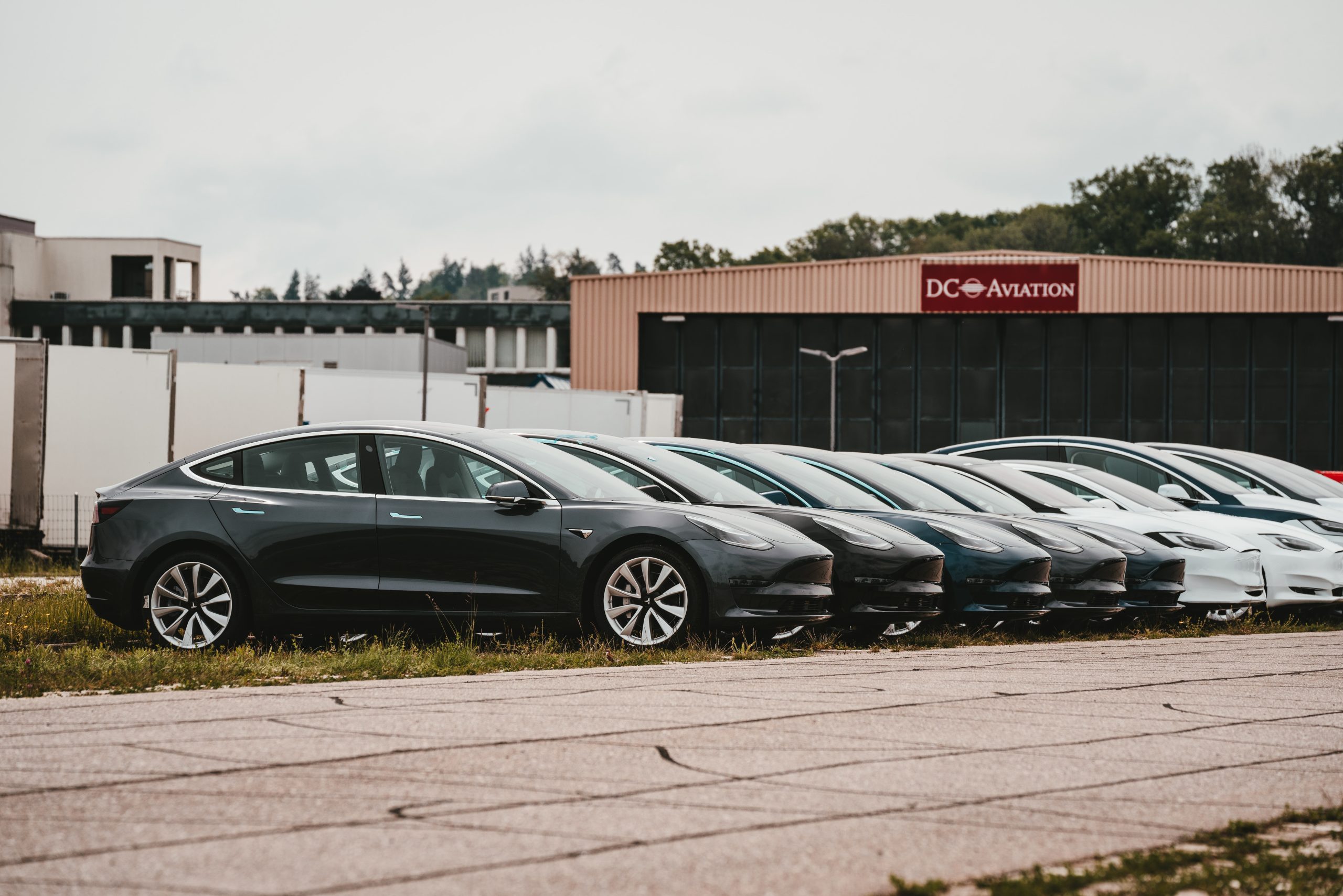 NEVOLJE U RAJU: Tesla opoziva 130.000 vozila!