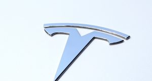 Više od 59.000 električnih Tesla automobila opozvano zbog greške!