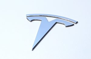 Više od 59.000 električnih Tesla automobila opozvano zbog greške!