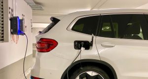 Električni automobili poskupljuju brzinom svetlosti!