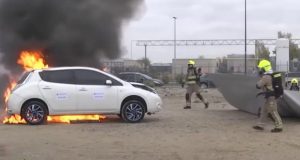 Pronađen najbezbedniji način za gašenje požara na električnim automobilima? Foto: youtubeprintscreen