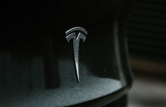 Tesla skinut sa trona: Više ne dominira na tržištu električnih automobila