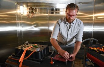 Nemaju tečnost, štampaju se u 3D štampačima i ne mogu da se zapale: Da li je na pomolu nova generacija baterija za električne automobile?