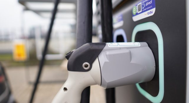 Punjenje električnih automobila na stubovima javne rasvete? Da li je to najjednostavnije rešenje?