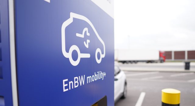 Putna torba i prenosna baterija: Spas za vozače električnih automobila!