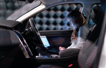 Hoće li auto-industrija uspešno proći kroz vreme tranzicije prema elektromobilnosti?