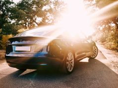 SUD JE ODLUČIO: Tesla mora da otkupi električni automobil od nezadovoljnog kupca!