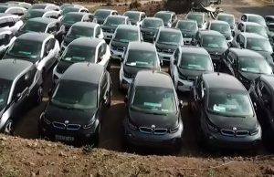 Desetine električnih BMW-a stoje napušteni na livadi!