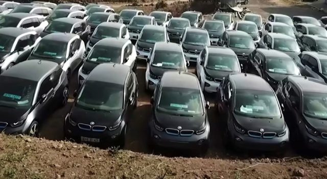 Desetine električnih BMW-a stoje napušteni na livadi!