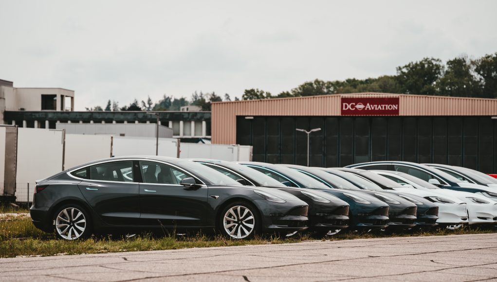 NEVOLJE U RAJU: Tesla opoziva 130.000 vozila!