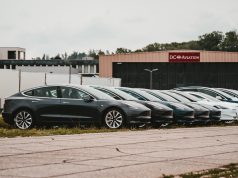 NEVOLJE U RAJU: Tesla opoziva 130.000 vozila!