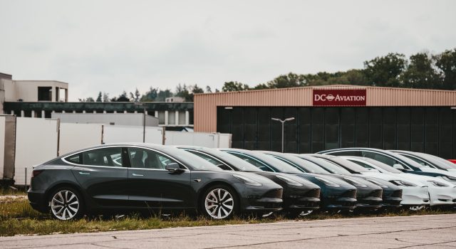 NEVOLJE U RAJU: Tesla opoziva 130.000 vozila!