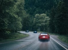 Podiže cene električnih automobila a otpušta radnike: Tesla ponovo zasluženo na meti kritika!