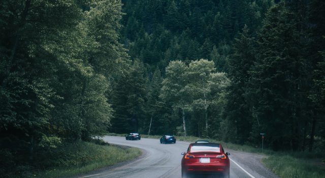 Podiže cene električnih automobila a otpušta radnike: Tesla ponovo zasluženo na meti kritika!