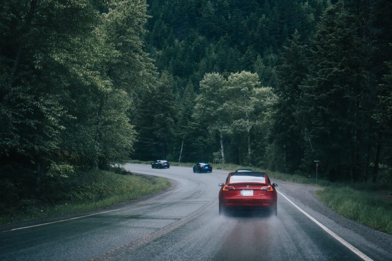 Podiže cene električnih automobila a otpušta radnike: Tesla ponovo zasluženo na meti kritika!