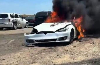 Zapalio se još jedan model Tesla električnog automobila! Sacramento Fire Department/Twitter
