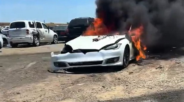 Zapalio se još jedan model Tesla električnog automobila!