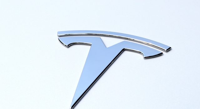 Više od 59.000 električnih Tesla automobila opozvano zbog greške!