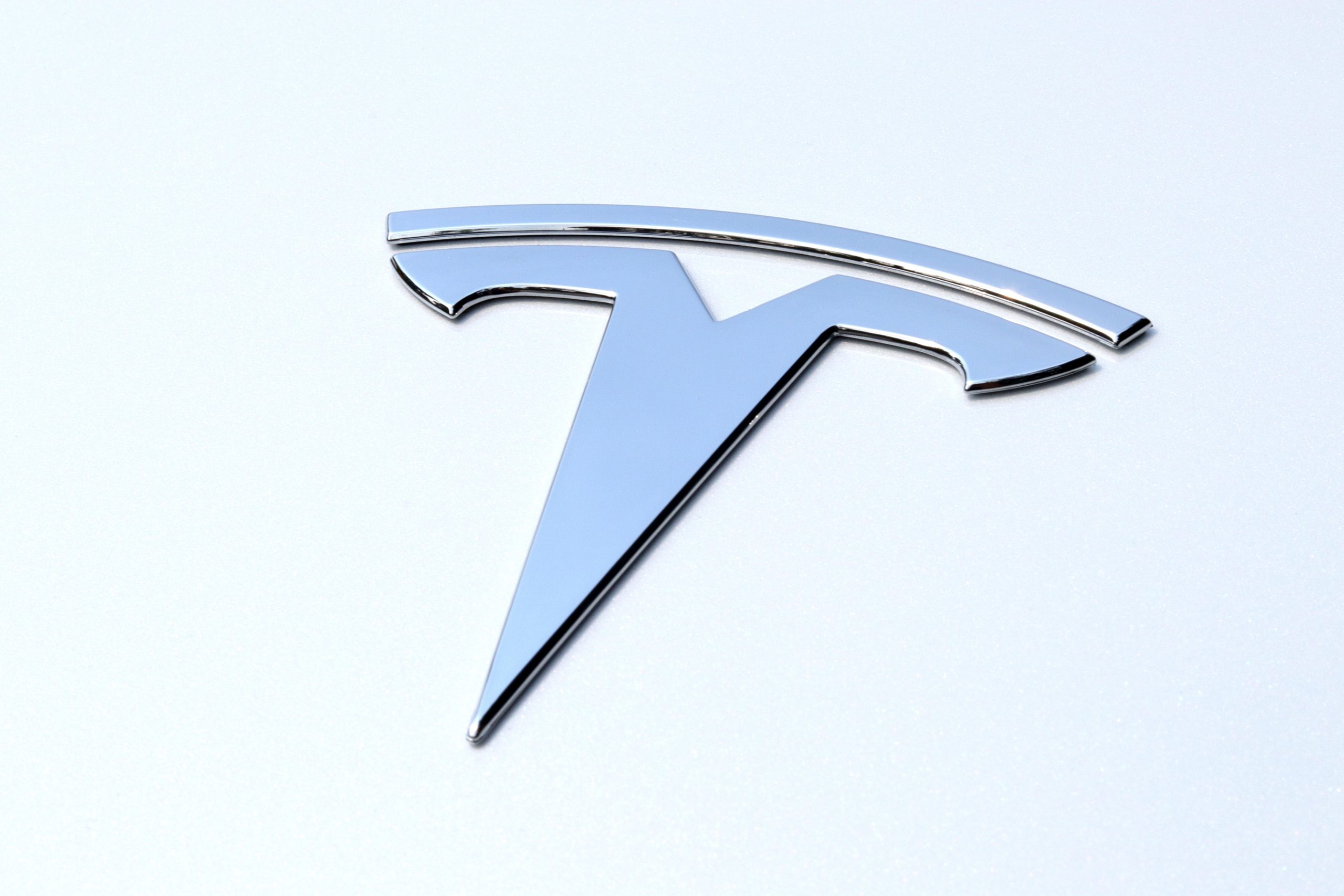Više od 59.000 električnih Tesla automobila opozvano zbog greške!