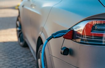 U Kaliforniji napeto: Vlasnici električnih automobila se mole da ne pune vozila?