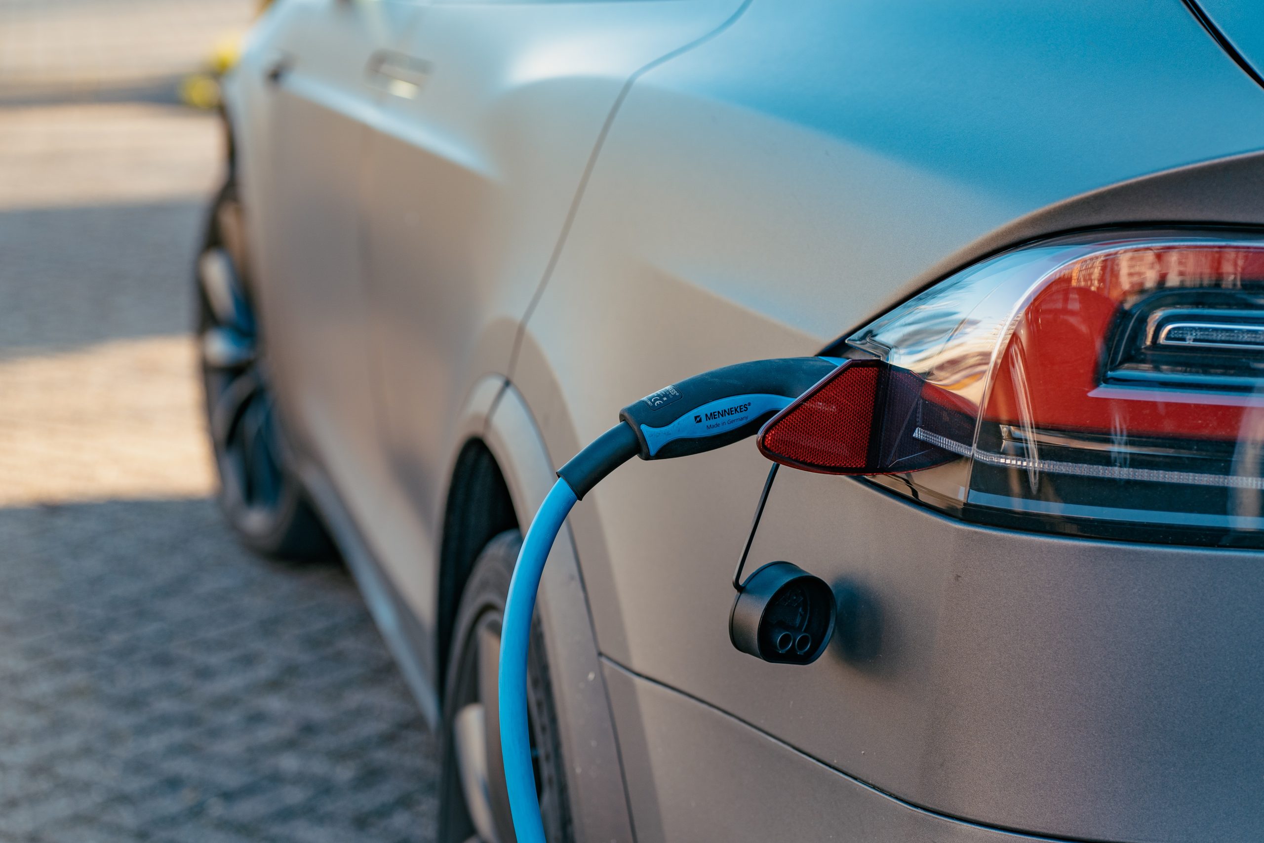 U Kaliforniji napeto: Vlasnici električnih automobila se mole da ne pune vozila?
