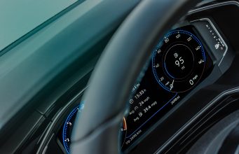 Drvlje i kamenje na švajcarski plan za zabranu vožnje električnih vozila!