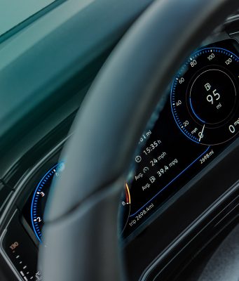 Drvlje i kamenje na švajcarski plan za zabranu vožnje električnih vozila!