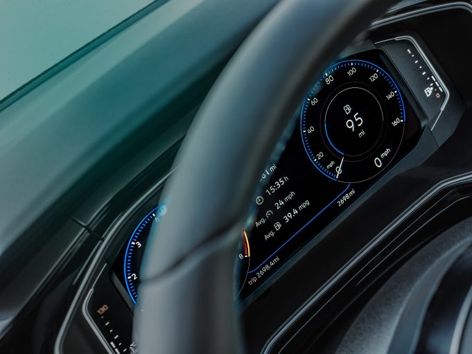 Drvlje i kamenje na švajcarski plan za zabranu vožnje električnih vozila!