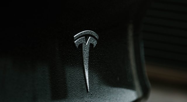 Tesla skinut sa trona: Više ne dominira na tržištu električnih automobila